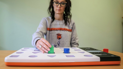 Sieviete veic ergoterapijas uzdevumu