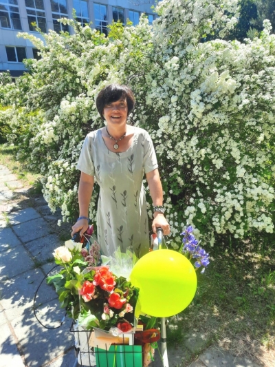 ESF projekta audzēkne ar izlaiduma ziediem un dāvanām