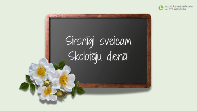 Uz baltiem ziediem dekorētas tāfeles uzrakstīts apsveikums Skolotāju dienā