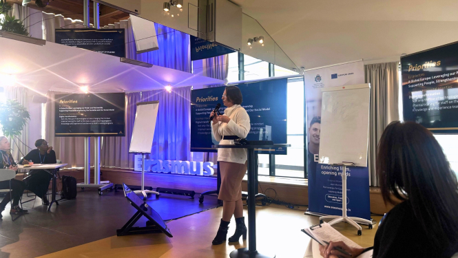 SIVA vecākā eksperte sadarbības jomā Katrīna Sevruka prezentē "Amber Briges" projektu