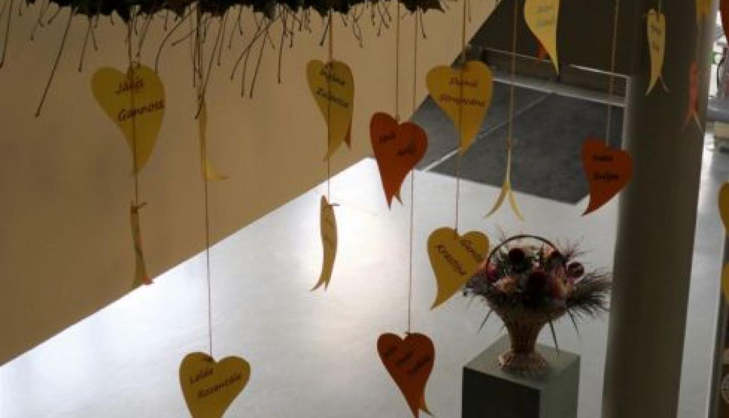 Attēls, kurā redzamas Jūrmalas profesionālās vidusskolas telpās izvietotās svētku dekorācijas - sirsniņas