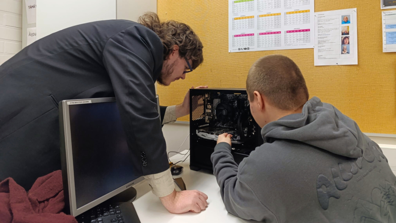 SIVA izglītojamie Bruno un Mikus apskata datora korpusu