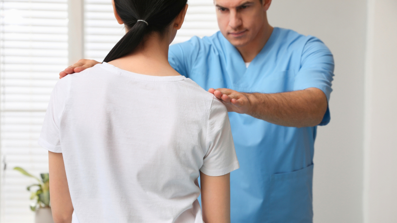 Fizioterapeits izvērtē pacienti ar skoliozi