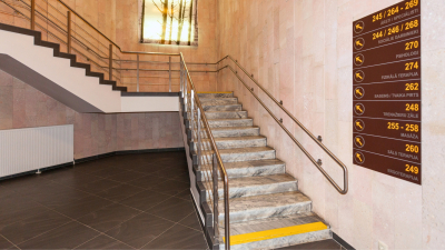 SIVA telpās kāpņu pirmie un pēdējie pakāpieni iezīmēti dzeltenā krāsā