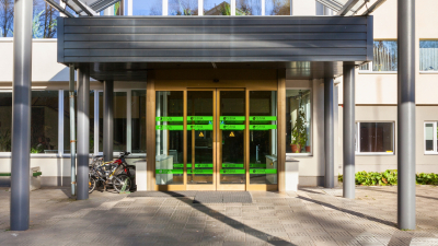 SIVA koledžas automātiskās ieejas durvis